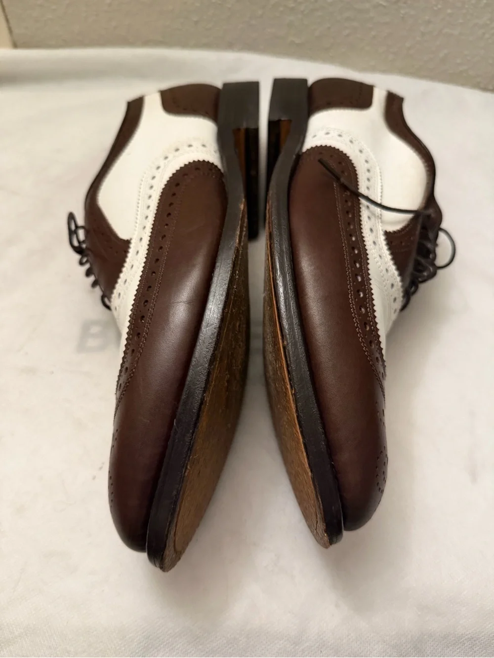 Allen Edmonds Brown and White Two-Tone Wingtip Oxfords, pre-owned,SZ9